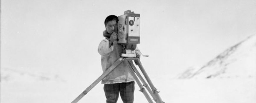 Videoproduktion leicht gemacht "An Innu with Mr. George Valiquette’s movie camera (Hudson Strait Expedition), Wakeham Bay, Nunavik, Quebec, 1928 / Un Innu manipule la caméra de M. George Valiquette (expédition dans le détroit d’Hudson), Wakeham Bay, Nunavik (Québec), 1928" by BiblioArchives / LibraryArchives is licensed under CC BY 2.0