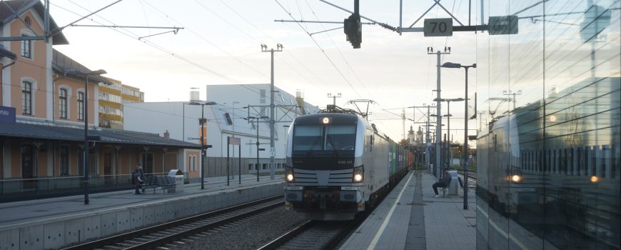 DSC03342 Durchfahrt Güterzug in Tulln, 7.10.2024