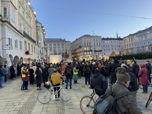 Bunt statt Blau. Eine Menschenmenge steht auf dem Linzer Hauptplatz